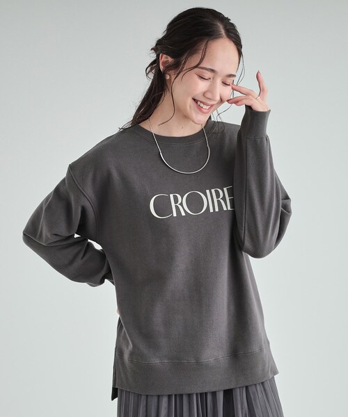 SHOO・LA・RUE（シューラルー）の「【S-LL/洗える】レイヤードも楽しめる プリントスウェット（スウェット・レディース・ダークグレー/ワイン系1/グレー系1/ブラック系2/ホワイト系3/オフホワイト/アイボリー系2/ブラウン系1・03/02/01/04）」の4枚目の写真