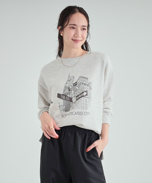 SHOO・LA・RUE（シューラルー）の「【S-LL/洗える】レイヤードも楽しめる プリントスウェット（スウェット・レディース・ダークグレー/ワイン系1/グレー系1/ブラック系2/ホワイト系3/オフホワイト/アイボリー系2/ブラウン系1・03/02/01/04）」の9枚目の写真