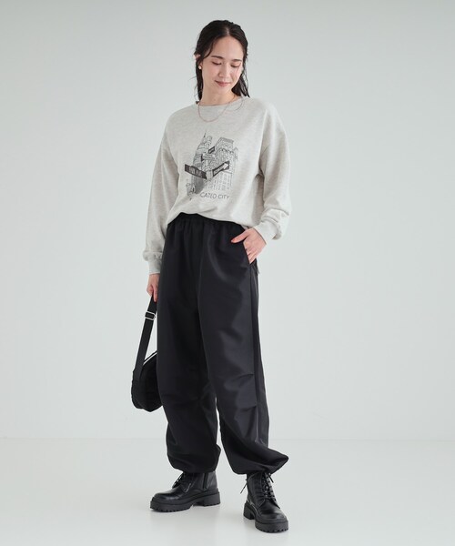 SHOO・LA・RUE（シューラルー）の「【S-LL/洗える】レイヤードも楽しめる プリントスウェット（スウェット・レディース・ダークグレー/ワイン系1/グレー系1/ブラック系2/ホワイト系3/オフホワイト/アイボリー系2/ブラウン系1・03/02/01/04）」の11枚目の写真