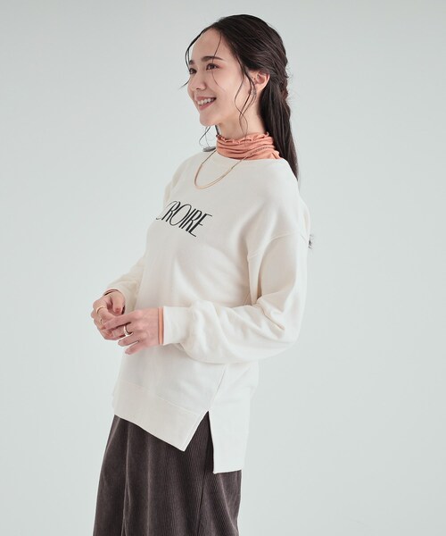 SHOO・LA・RUE（シューラルー）の「【S-LL/洗える】レイヤードも楽しめる プリントスウェット（スウェット・レディース・ダークグレー/ワイン系1/グレー系1/ブラック系2/ホワイト系3/オフホワイト/アイボリー系2/ブラウン系1・03/02/01/04）」の18枚目の写真