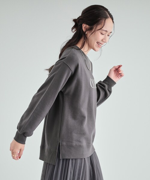 SHOO・LA・RUE（シューラルー）の「【S-LL/洗える】レイヤードも楽しめる プリントスウェット（スウェット・レディース・ダークグレー/ワイン系1/グレー系1/ブラック系2/ホワイト系3/オフホワイト/アイボリー系2/ブラウン系1・03/02/01/04）」の22枚目の写真