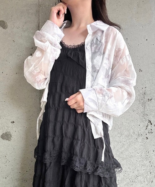merrylatte(メリーラテ)の「シアージャガードフラワーショート丈ブラウス(シャツ/ブラウス・レディース・ホワイト・SMALL)」の2枚目の写真