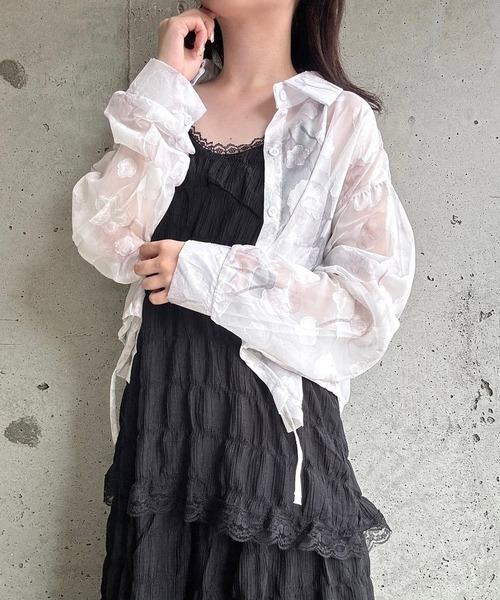 merrylatte(メリーラテ)の「シアージャガードフラワーショート丈ブラウス(シャツ/ブラウス・レディース・ホワイト・SMALL)」の3枚目の写真