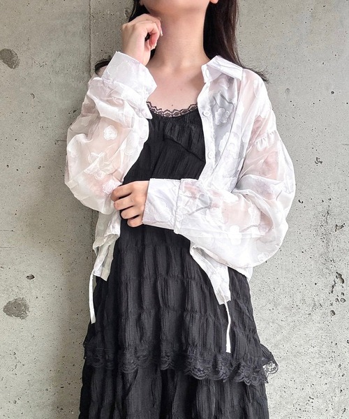 merrylatte(メリーラテ)の「シアージャガードフラワーショート丈ブラウス(シャツ/ブラウス・レディース・ホワイト・SMALL)」の4枚目の写真