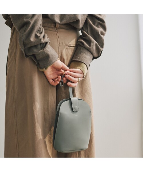 FARO(ファーロ)の「Calma Pouch Shell 2(ショルダーバッグ・レディース・レッド系/オリーブ系/ブラウン系/ネイビー系/グレー系/ブルー系/ブラック系・FREE)」の2枚目の写真