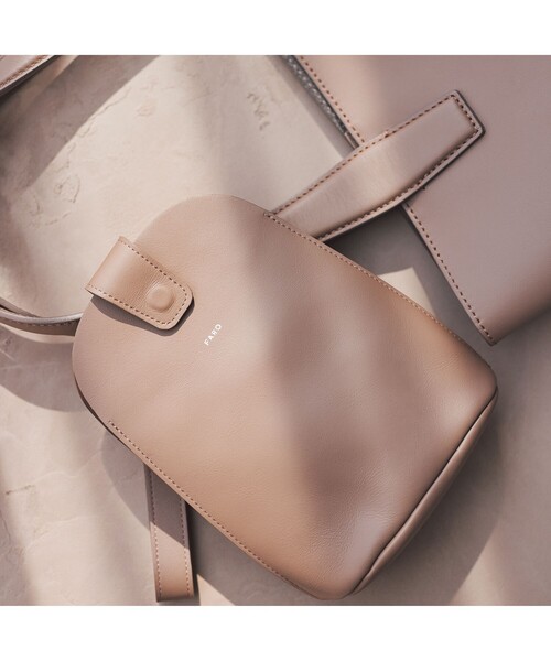 FARO(ファーロ)の「Calma Pouch Shell 2(ショルダーバッグ・レディース・レッド系/オリーブ系/ブラウン系/ネイビー系/グレー系/ブルー系/ブラック系・FREE)」の3枚目の写真