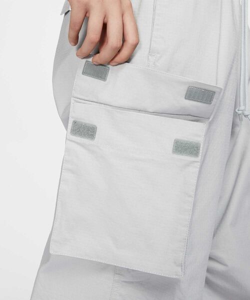 NIKE(ナイキ)の「ナイキ スポーツウェア ウィメンズ ミッドライズ カーゴ パンツ / Nike Sportswear Women's Mid-Rise Cargo Pants FV7521-077 Light Smoke Grey(カーゴパンツ・レディース・スモークグレー・S/M/L/2XL/XL/XS)」の13枚目の写真