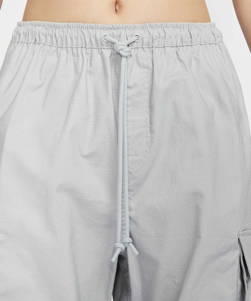 NIKE(ナイキ)の「ナイキ スポーツウェア ウィメンズ ミッドライズ カーゴ パンツ / Nike Sportswear Women's Mid-Rise Cargo Pants FV7521-077 Light Smoke Grey(カーゴパンツ・レディース・スモークグレー・S/M/L/2XL/XL/XS)」の5枚目の写真