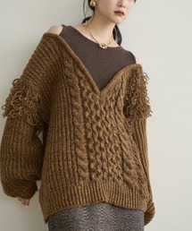 カットアウトループ編みニット