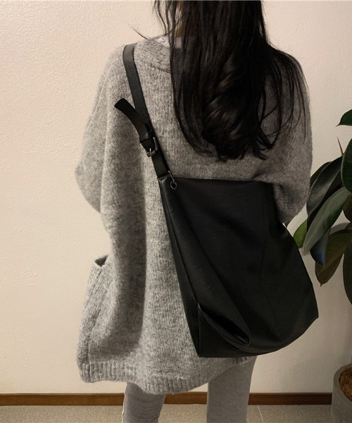 lilful(リルフル)の「【A4サイズ収納可能!】ベルトリングデザインビッグショルダーバッグ(ショルダーバッグ・レディース・ブラック・M)」の5枚目の写真