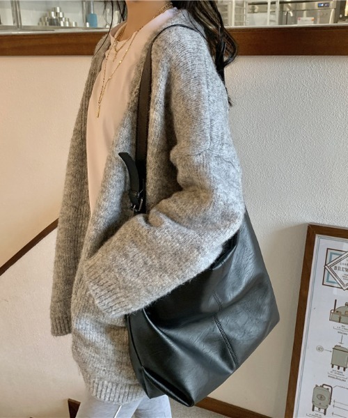 lilful(リルフル)の「【A4サイズ収納可能!】ベルトリングデザインビッグショルダーバッグ(ショルダーバッグ・レディース・ブラック・M)」の7枚目の写真
