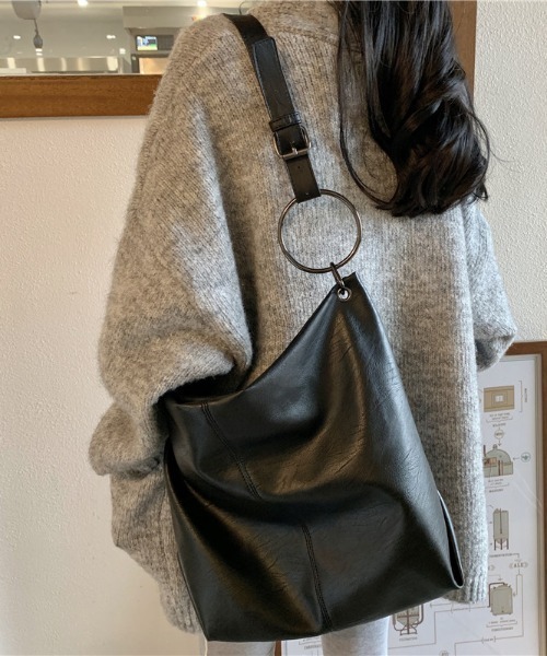 lilful(リルフル)の「【A4サイズ収納可能!】ベルトリングデザインビッグショルダーバッグ(ショルダーバッグ・レディース・ブラック・M)」の15枚目の写真