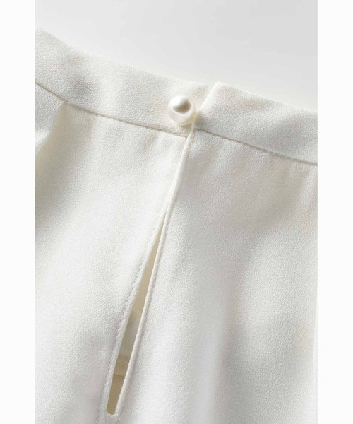 IEDIT（イディット）の「ＩＥＤＩＴ　ワンポイントビジューがきらりと華やかなボウタイブラウス〈ホワイト〉（シャツ/ブラウス・レディース・ホワイト・M/L/LL/3L/S/4L）」の2枚目の写真