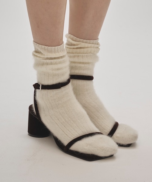 TODAYFUL(トゥデイフル)の「TODAYFUL Belt Velour Sandals(サンダル・レディース・ライトブルー/ブラウン・38/36/37)」の2枚目の写真