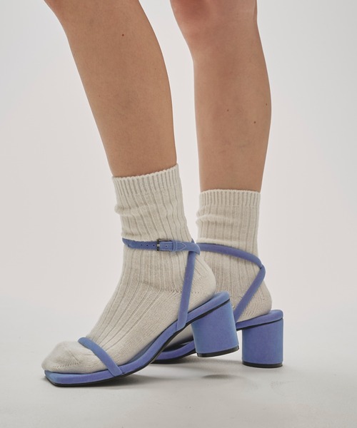 TODAYFUL(トゥデイフル)の「TODAYFUL Belt Velour Sandals(サンダル・レディース・ライトブルー/ブラウン・38/36/37)」の1枚目の写真