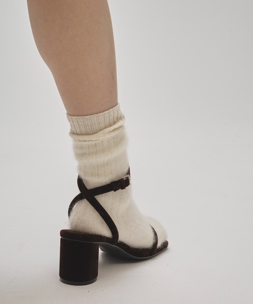 TODAYFUL(トゥデイフル)の「TODAYFUL Belt Velour Sandals(サンダル・レディース・ライトブルー/ブラウン・38/36/37)」の5枚目の写真