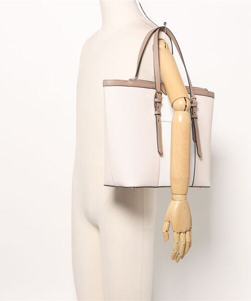 & chouette（アンドシュエット）の「バイカラーベルトデザインA4トートバッグ《通勤・通学》（トートバッグ・レディース・ネイビー/ラベンダー/ダルブルー系/ピンク/グレイッシュベージュ・FREE）」の6枚目の写真