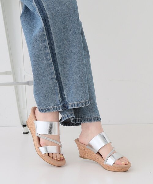 SHOO・LA・RUE(シューラルー)の「キラキラループマガールサンダル(サンダル・レディース・シルバー/オフホワイト/ブラック・45/35)」の7枚目の写真