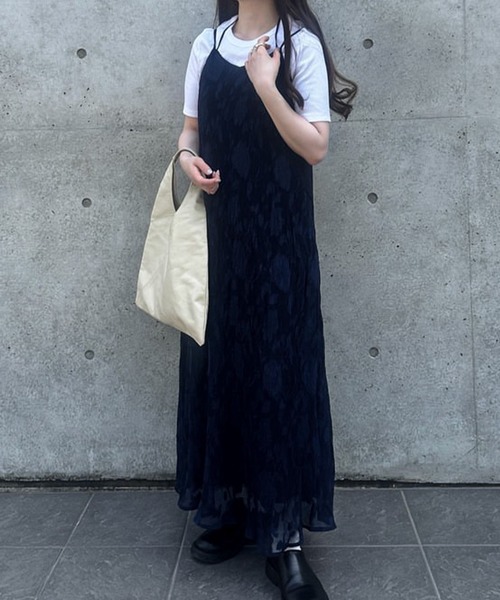 JUNOAH（ジュノア）の「フラワージャガードプリーツキャミワンピース（ワンピース・レディース・ネイビー/クリーム/ブラック・LARGE/MEDIUM/SMALL）」の3枚目の写真