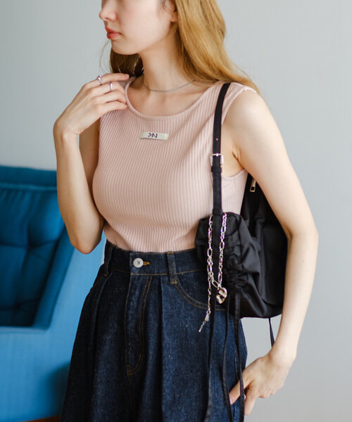 Kastane(カスタネ)の「【4色展開/カップ取り外し可】カップ付きニットタグリブタンク(タンクトップ・レディース・ブラック/アイボリー/サックスブルー/ピンク・FREE)」の4枚目の写真