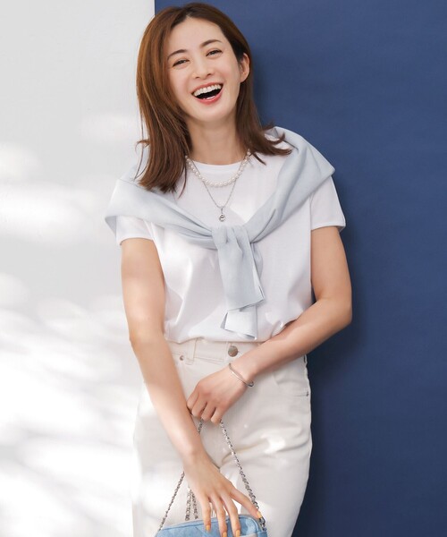 23区 S(ニジュウサンクチイサイサイズ)の「【汗じみ防止/速乾性】フレンチスリーブ IT Tシャツ(Tシャツ/カットソー・レディース・ホワイト系/ダークブラウン系/ベージュ系/ライトオレンジ系/スカイブルー系・32)」の2枚目の写真