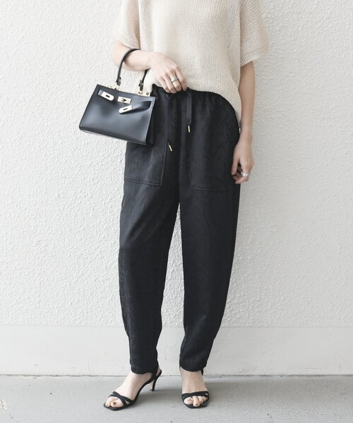 SHIPS any(シップス エニィ)の「SHIPS any:〈洗濯機可能〉サテン ジャカード テーパード イージー パンツ(その他パンツ・レディース・レンガ/ブラック・ONE SIZE)」の5枚目の写真