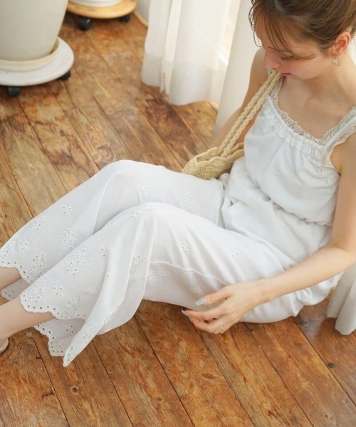 flower（フラワー）の「サニーカットワークロンパース（つなぎ/オールインワン・レディース・ホワイト/ブラック・FREE）」の2枚目の写真