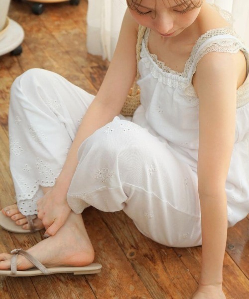 flower（フラワー）の「サニーカットワークロンパース（つなぎ/オールインワン・レディース・ホワイト/ブラック・FREE）」の3枚目の写真