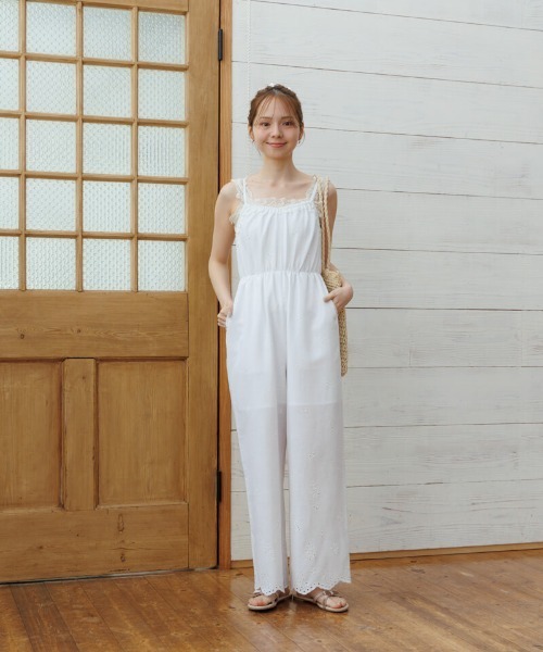 flower（フラワー）の「サニーカットワークロンパース（つなぎ/オールインワン・レディース・ホワイト/ブラック・FREE）」の4枚目の写真