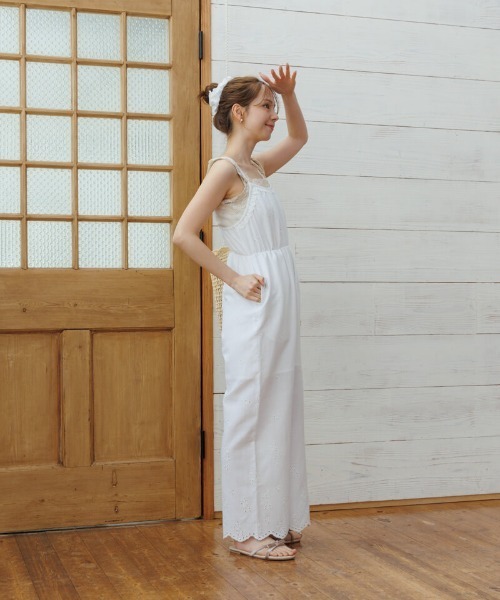 flower（フラワー）の「サニーカットワークロンパース（つなぎ/オールインワン・レディース・ホワイト/ブラック・FREE）」の5枚目の写真