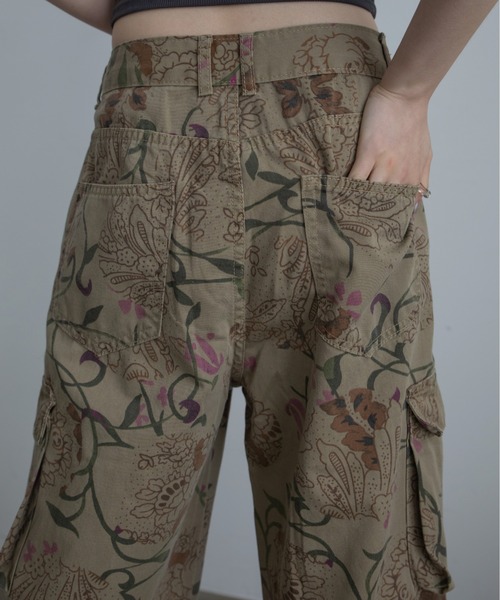 VACANCY（ヴァカンシー）の「ヴィンテージフラワー柄デニムパンツ（デニムパンツ・レディース・ブラウン・MEDIUM/LARGE/X-LARGE）」の20枚目の写真