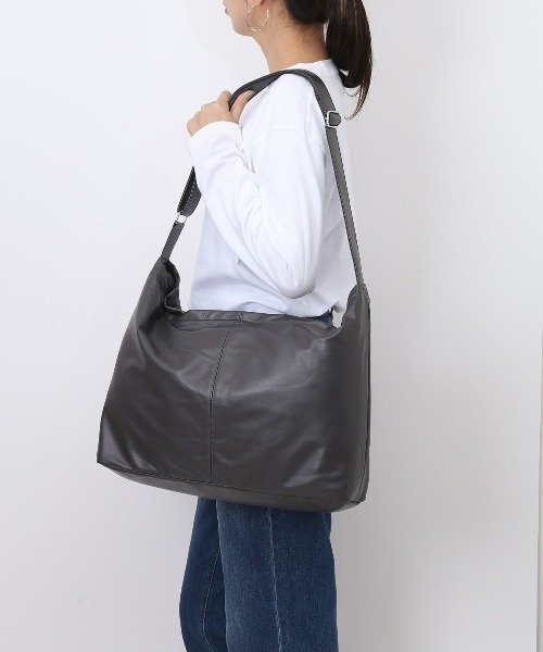 DEVICE(デバイス)の「DEVICE ルーズ マンメイドレザーショルダーバッグ(ショルダーバッグ・レディース・ブラック/チャコールグレー/アイボリー・FREE)」の7枚目の写真