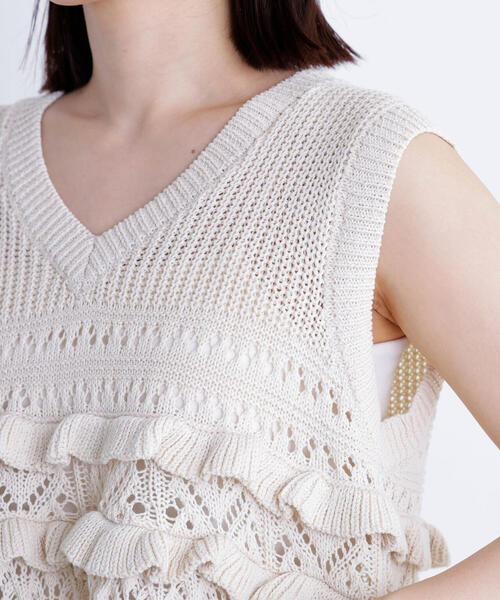 NATURAL BEAUTY BASIC(ナチュラルビューティーベーシック)の「◇透かし編みフリルニット(ニット/セーター・レディース・レッド/オフホワイト/ブラック・FREE)」の4枚目の写真