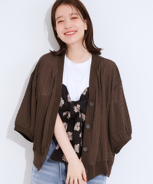 SHOO・LA・RUE(シューラルー)の「【S-LL】ふわっとしたフォルムが魅力 Vネックカーディガン(カーディガン/ボレロ・レディース・ブラック/アイボリー/ダークブラウン・03/04/02/01)」の3枚目の写真