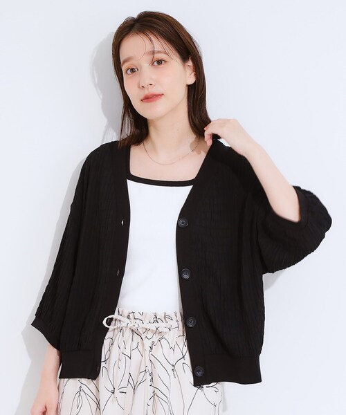 SHOO・LA・RUE(シューラルー)の「【S-LL】ふわっとしたフォルムが魅力 Vネックカーディガン(カーディガン/ボレロ・レディース・ブラック/アイボリー/ダークブラウン・03/04/02/01)」の4枚目の写真