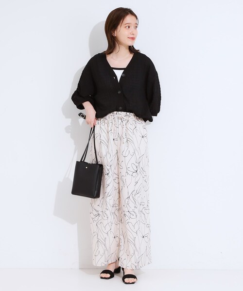 SHOO・LA・RUE(シューラルー)の「【S-LL】ふわっとしたフォルムが魅力 Vネックカーディガン(カーディガン/ボレロ・レディース・ブラック/アイボリー/ダークブラウン・03/04/02/01)」の6枚目の写真