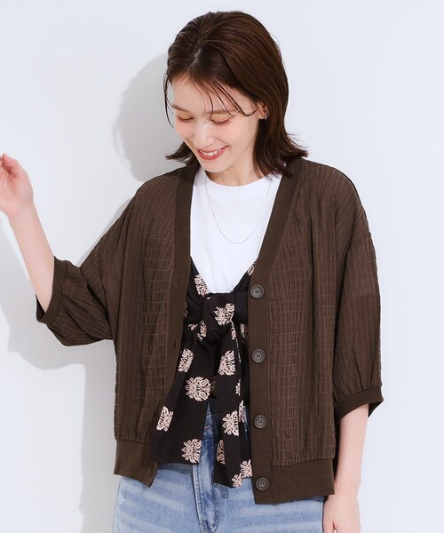 SHOO・LA・RUE(シューラルー)の「【S-LL】ふわっとしたフォルムが魅力 Vネックカーディガン(カーディガン/ボレロ・レディース・ブラック/アイボリー/ダークブラウン・03/04/02/01)」の12枚目の写真