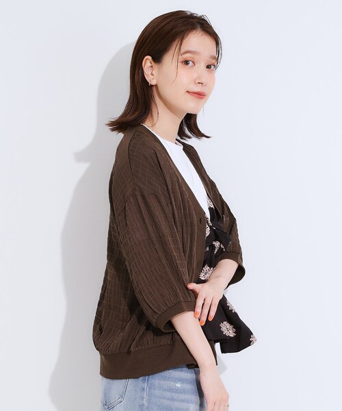 SHOO・LA・RUE(シューラルー)の「【S-LL】ふわっとしたフォルムが魅力 Vネックカーディガン(カーディガン/ボレロ・レディース・ブラック/アイボリー/ダークブラウン・03/04/02/01)」の13枚目の写真