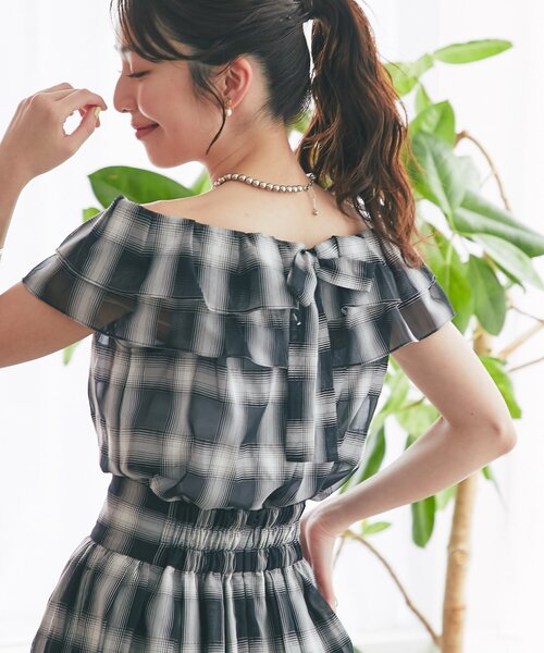 La boutique BonBon(ラブティックボンボン)の「【セットアップ可】シアーオンブレーチェック2WAYフリルオフショルブラウス(シャツ/ブラウス・レディース・ブラウン/ブラック・FREE)」の1枚目の写真