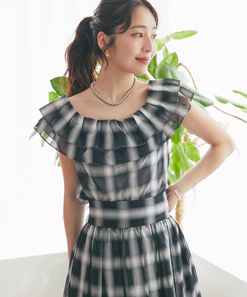 La boutique BonBon(ラブティックボンボン)の「【セットアップ可】シアーオンブレーチェック2WAYフリルオフショルブラウス(シャツ/ブラウス・レディース・ブラウン/ブラック・FREE)」の3枚目の写真