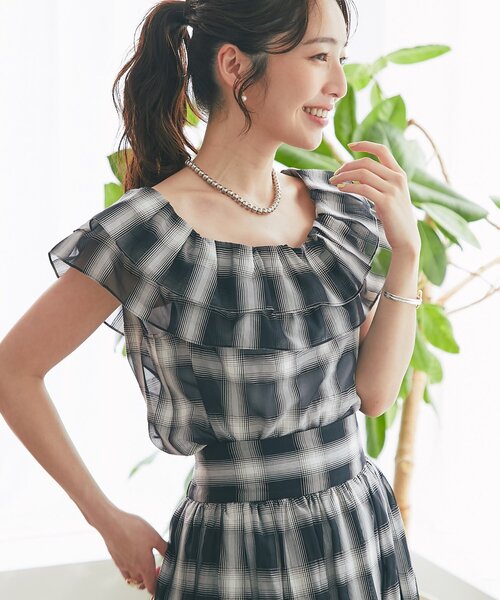 La boutique BonBon(ラブティックボンボン)の「【セットアップ可】シアーオンブレーチェック2WAYフリルオフショルブラウス(シャツ/ブラウス・レディース・ブラウン/ブラック・FREE)」の4枚目の写真