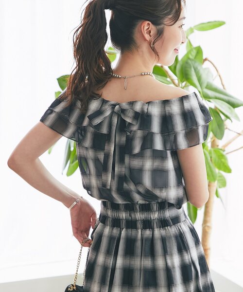 La boutique BonBon(ラブティックボンボン)の「【セットアップ可】シアーオンブレーチェック2WAYフリルオフショルブラウス(シャツ/ブラウス・レディース・ブラウン/ブラック・FREE)」の5枚目の写真