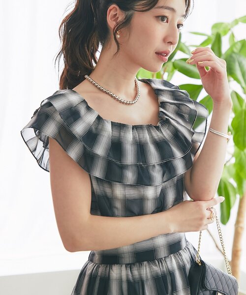 La boutique BonBon(ラブティックボンボン)の「【セットアップ可】シアーオンブレーチェック2WAYフリルオフショルブラウス(シャツ/ブラウス・レディース・ブラウン/ブラック・FREE)」の6枚目の写真