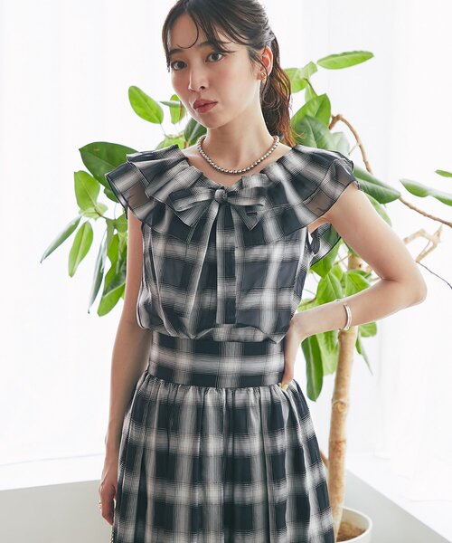 La boutique BonBon(ラブティックボンボン)の「【セットアップ可】シアーオンブレーチェック2WAYフリルオフショルブラウス(シャツ/ブラウス・レディース・ブラウン/ブラック・FREE)」の10枚目の写真