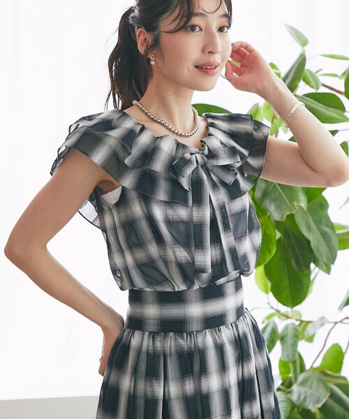 La boutique BonBon(ラブティックボンボン)の「【セットアップ可】シアーオンブレーチェック2WAYフリルオフショルブラウス(シャツ/ブラウス・レディース・ブラウン/ブラック・FREE)」の13枚目の写真