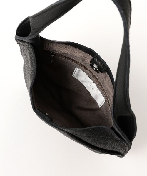 Ray BEAMS（レイビームス）の「【WEB限定】BEAURE / スラントポケット ワンハンドル ショルダーバッグ（トートバッグ・レディース・ブラック/シルバー・ONE SIZE）」の10枚目の写真