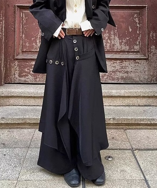 SHIBUYA Zy.(シブヤジー)の「アシンメトリーBIGボタンフラップパンツ(その他パンツ・メンズ・ブラック・L/M)」の4枚目の写真