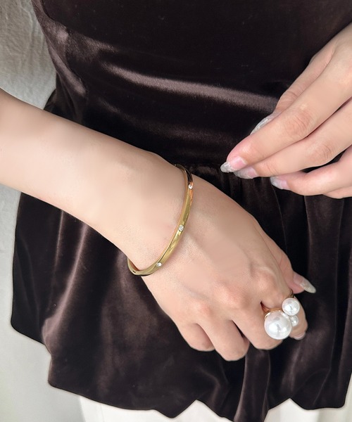 apres jour clair（アプレジュールクレア）の「【apres jour clair】ストーン付きバングル（バングル/リストバンド・レディース・シルバー/ゴールド・FREE）」の2枚目の写真