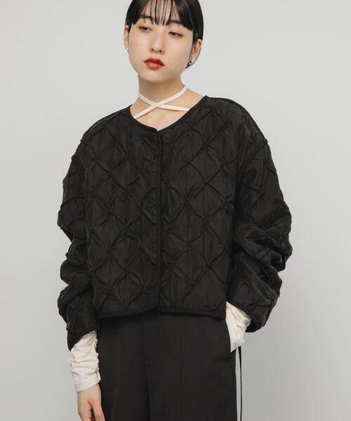 KBF（ケイビーエフ）の「シャーリングショートジャケット（ブルゾン・レディース・アイボリー/ブラック・ONE）」の2枚目の写真