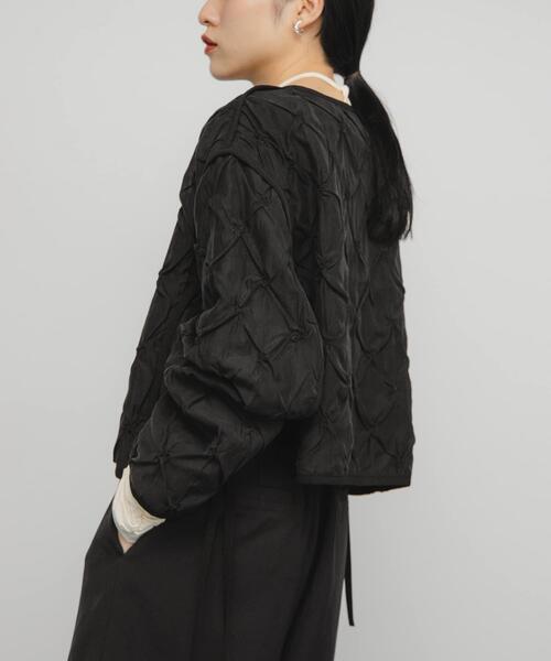 KBF（ケイビーエフ）の「シャーリングショートジャケット（ブルゾン・レディース・アイボリー/ブラック・ONE）」の9枚目の写真